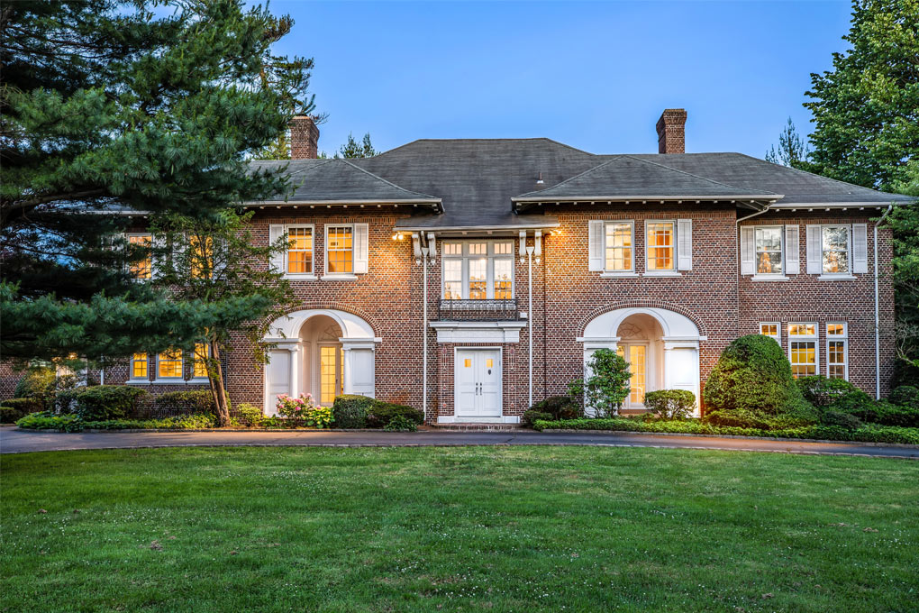 Long Island Georgian Revival Estate, Near the Village, Train, Golf and Beach